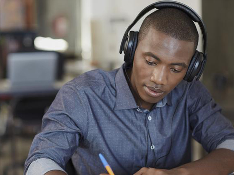 Người d&ugrave;ng sử dụng tai nghe chụp tai để học tập